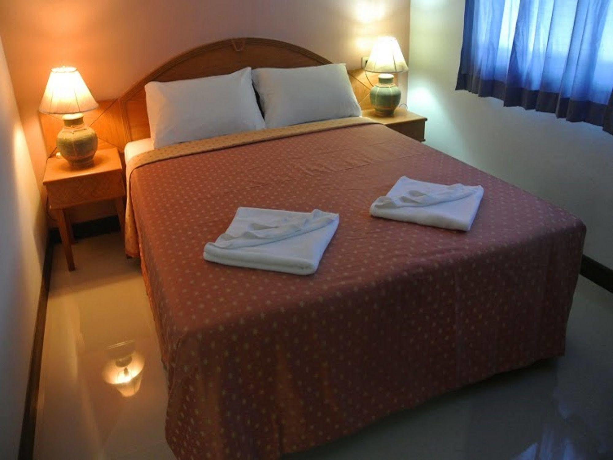 Silla Patong Hostel Extérieur photo