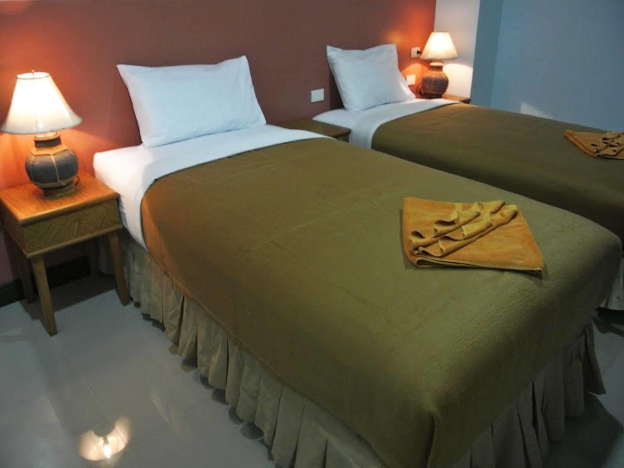 Silla Patong Hostel Extérieur photo