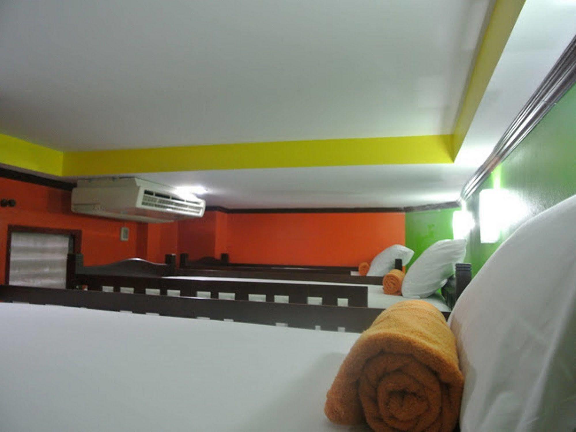 Silla Patong Hostel Extérieur photo