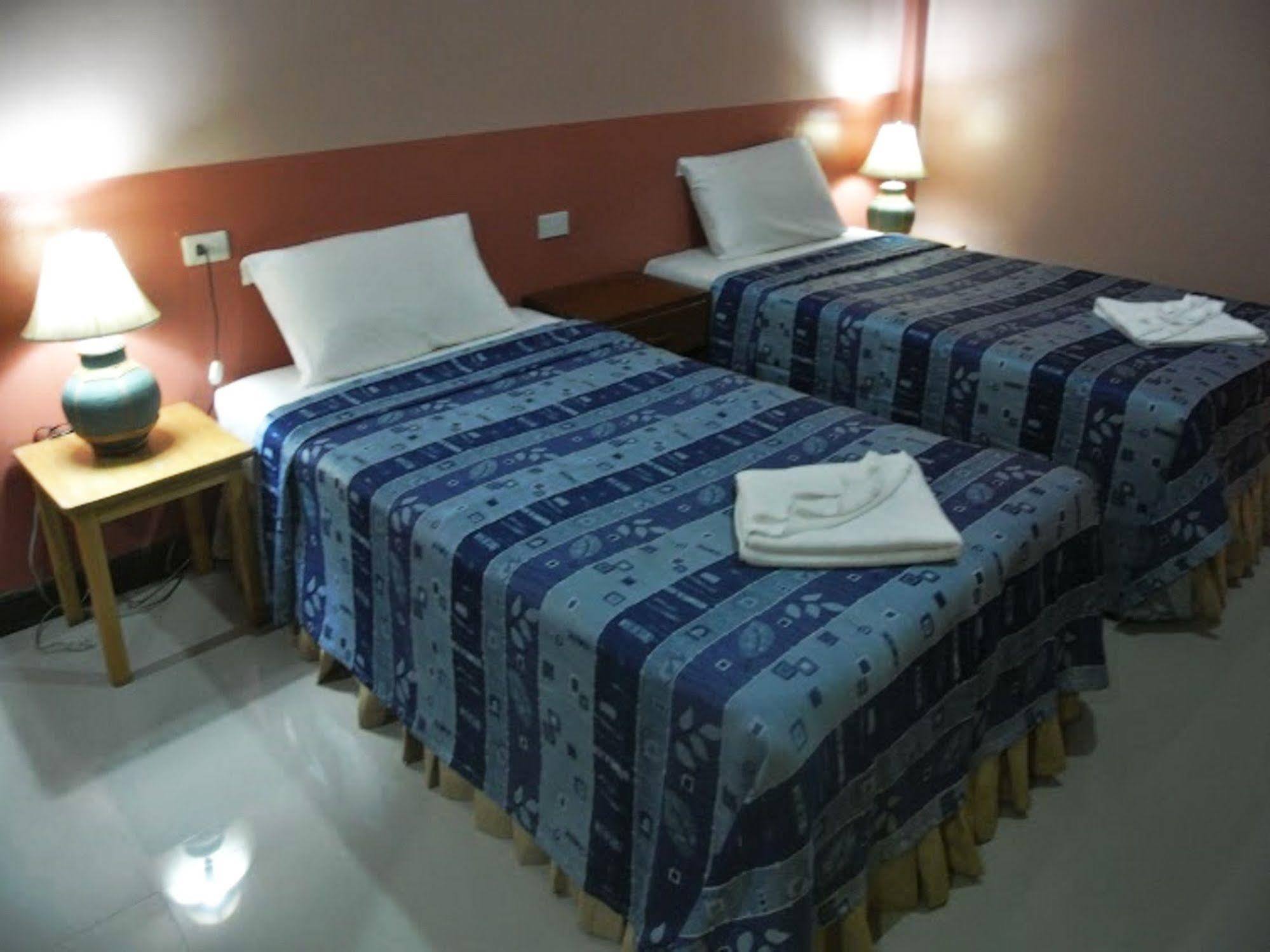 Silla Patong Hostel Extérieur photo