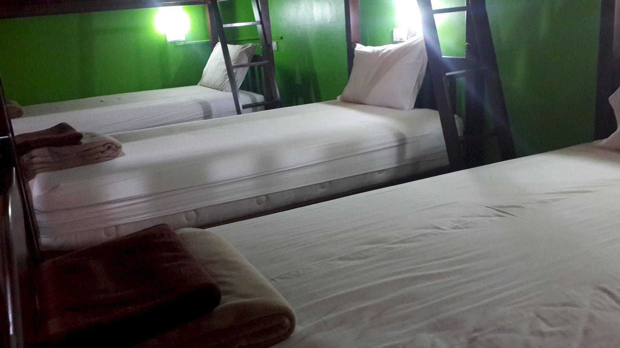 Silla Patong Hostel Extérieur photo