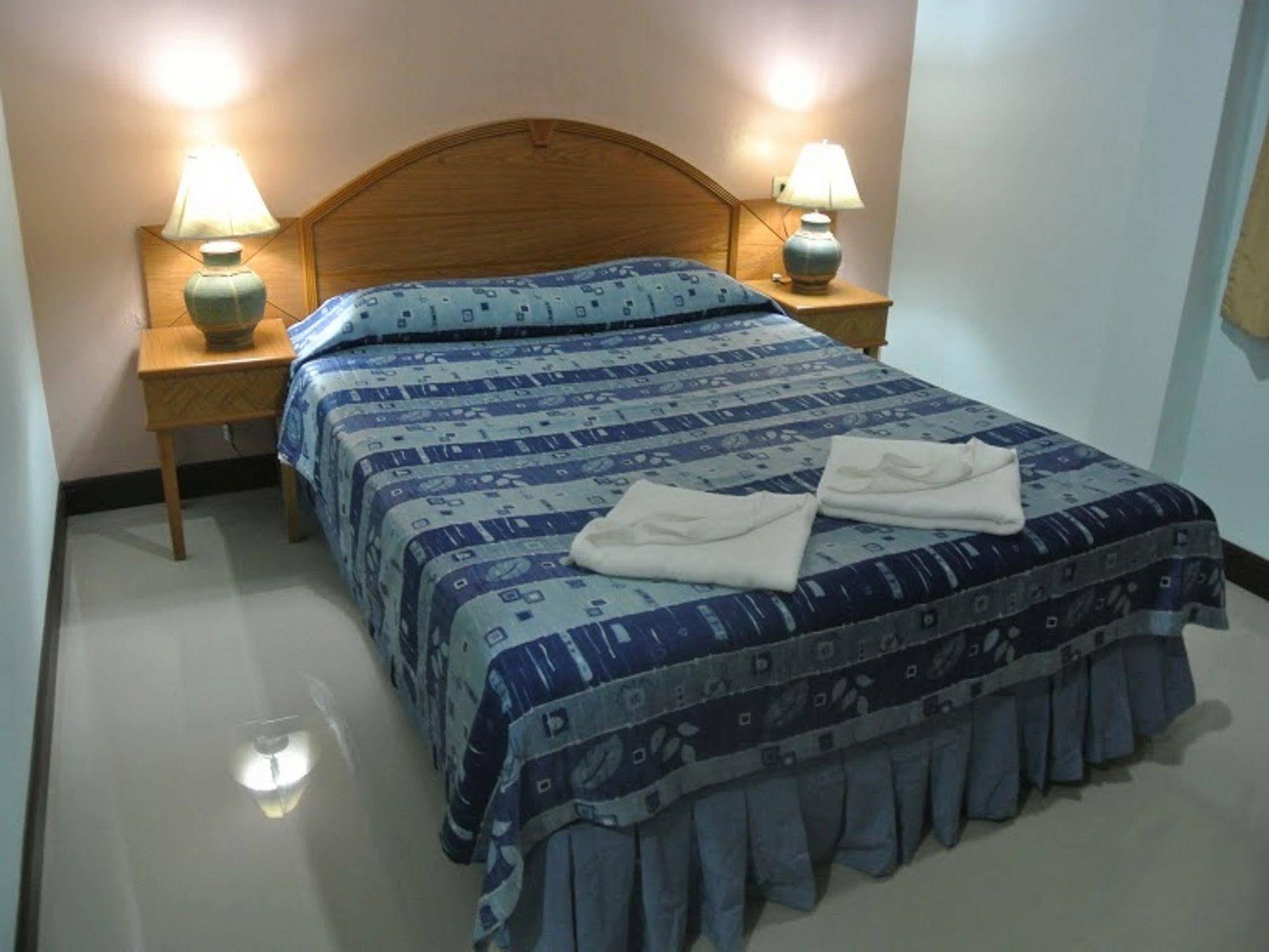 Silla Patong Hostel Extérieur photo